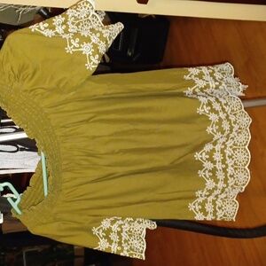 😁 3/$12 Or Price Marked Abercrombie & Fitch off shoulder top